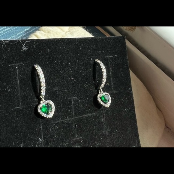 Gorgeous pure silver heart hoop 925 stamped emerald earrings - Picture 7 of 8